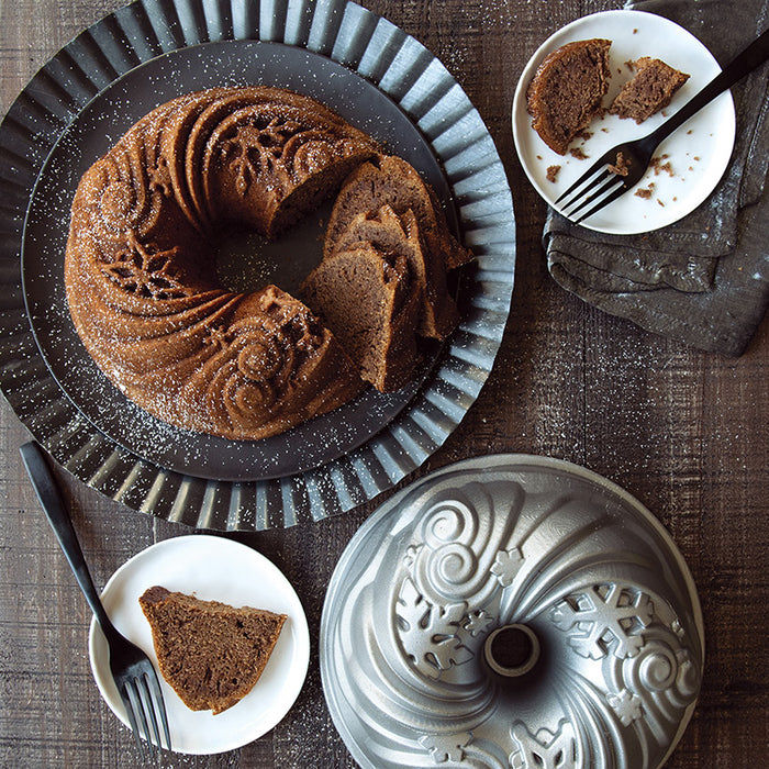 Nordic Ware® 11 Bundt Cake Keeper