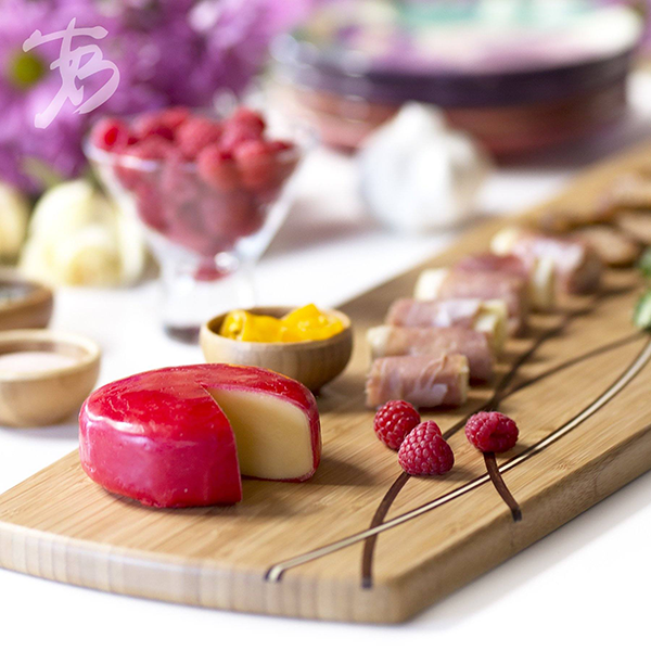 https://www.kitchenkapers.com/cdn/shop/products/del-mar-charcuterie-board-and-cheese-plate-30-x-8-12-totally-bamboo-460263_600x600.png?v=1623360078