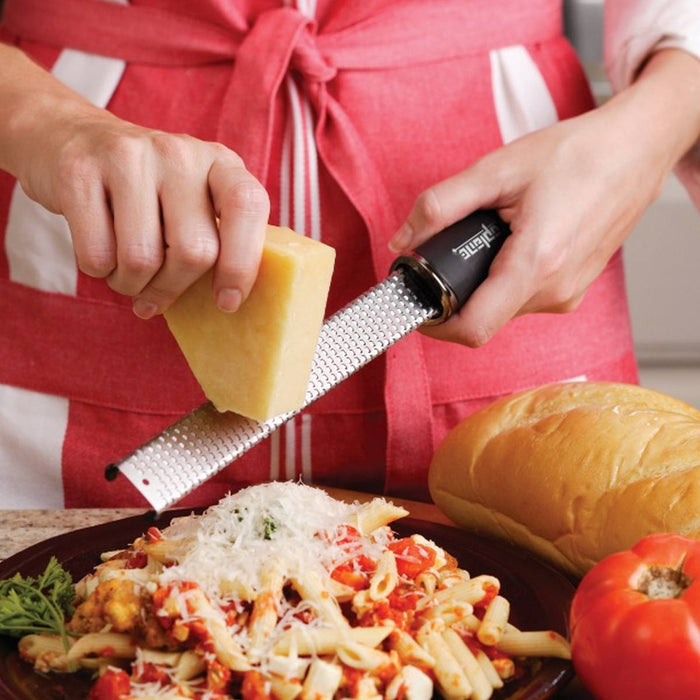 https://www.kitchenkapers.com/cdn/shop/products/microplane-zestergrater-parm-cheese_700x700.jpg?v=1596560039